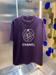 P70 2026SS春夏季高品质CHANEL香奈儿圆领短袖T恤春夏新款双纱纯蓝280克紧密纺双C字母 宽松版型 简约百搭 吊牌 领标 洗水唛 三标齐全 颜色: 黑色 白色 绿色 紫色 尺码: S M L XL XXL