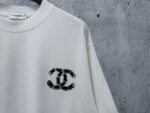 P70 【CHanel】香奈儿植绒压片情侣款短袖T恤 面料260g双沙纯棉 手感非常舒服 时尚又个性 超级百搭好看的一款T恤 男女都非常合适 人手必备款 包装 吊牌 领标 水洗麦 齐全👍 颜色：黑色、白色 尺码：XS- L