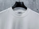 P70 【CHanel】香奈儿植绒压片情侣款短袖T恤 面料260g双沙纯棉 手感非常舒服 时尚又个性 超级百搭好看的一款T恤 男女都非常合适 人手必备款 包装 吊牌 领标 水洗麦 齐全👍 颜色：黑色、白色 尺码：XS- L