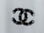 P70 【CHanel】香奈儿植绒压片情侣款短袖T恤 面料260g双沙纯棉 手感非常舒服 时尚又个性 超级百搭好看的一款T恤 男女都非常合适 人手必备款 包装 吊牌 领标 水洗麦 齐全👍 颜色：黑色、白色 尺码：XS- L