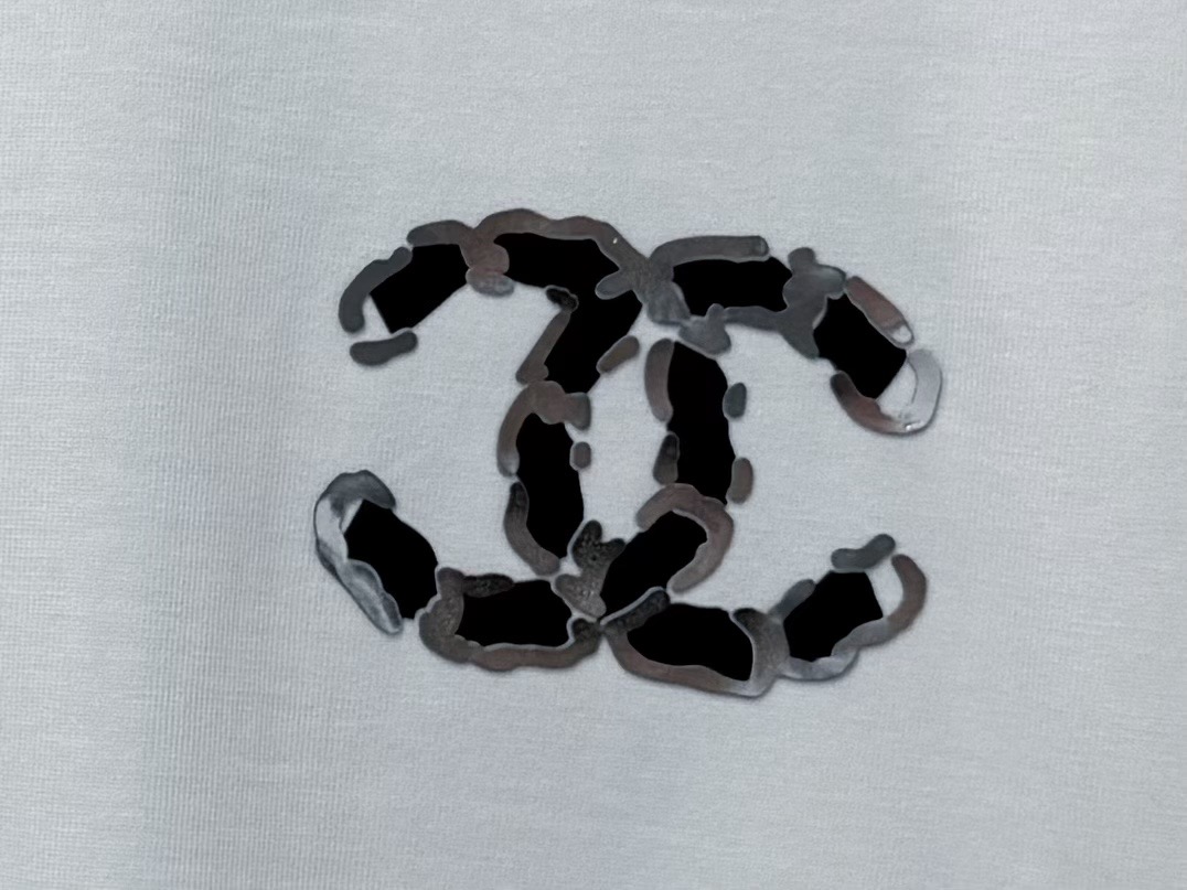 P70 【CHanel】香奈儿植绒压片情侣款短袖T恤 面料260g双沙纯棉 手感非常舒服 时尚又个性 超级百搭好看的一款T恤 男女都非常合适 人手必备款 包装 吊牌 领标 水洗麦 齐全👍 颜色：黑色、白色 尺码：XS- L
