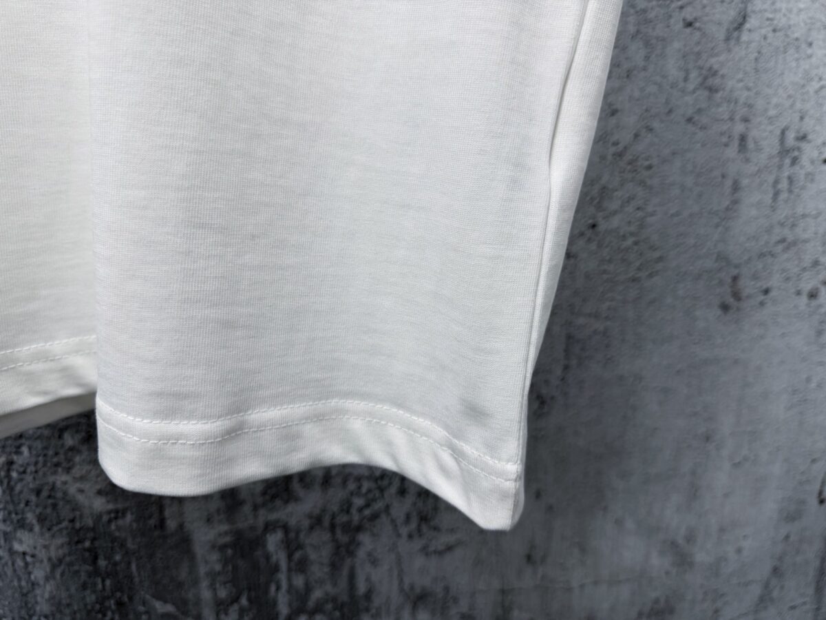 P70 【CHanel】香奈儿植绒压片情侣款短袖T恤 面料260g双沙纯棉 手感非常舒服 时尚又个性 超级百搭好看的一款T恤 男女都非常合适 人手必备款 包装 吊牌 领标 水洗麦 齐全👍 颜色：黑色、白色 尺码：XS- L