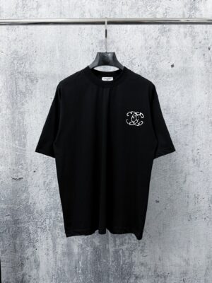 P70 【CHanel】香奈儿植绒压片情侣款短袖T恤 面料260g双沙纯棉 手感非常舒服 时尚又个性 超级百搭好看的一款T恤 男女都非常合适 人手必备款 包装 吊牌 领标 水洗麦 齐全👍 颜色：黑色、白色 尺码：XS- L