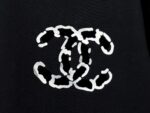 P70 【CHanel】香奈儿植绒压片情侣款短袖T恤 面料260g双沙纯棉 手感非常舒服 时尚又个性 超级百搭好看的一款T恤 男女都非常合适 人手必备款 包装 吊牌 领标 水洗麦 齐全👍 颜色：黑色、白色 尺码：XS- L