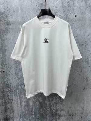 P70 【CHanel】香奈儿压胶logo情侣款短袖T恤 面料260g双沙纯棉 手感非常舒服 时尚又个性 超级百搭好看的一款T恤 男女都非常合适 人手必备款 包装 吊牌 领标 水洗麦 齐全👍 颜色：黑色、白色 尺码：XS- L