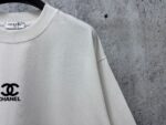 P70 【CHanel】香奈儿压胶logo情侣款短袖T恤 面料260g双沙纯棉 手感非常舒服 时尚又个性 超级百搭好看的一款T恤 男女都非常合适 人手必备款 包装 吊牌 领标 水洗麦 齐全👍 颜色：黑色、白色 尺码：XS- L