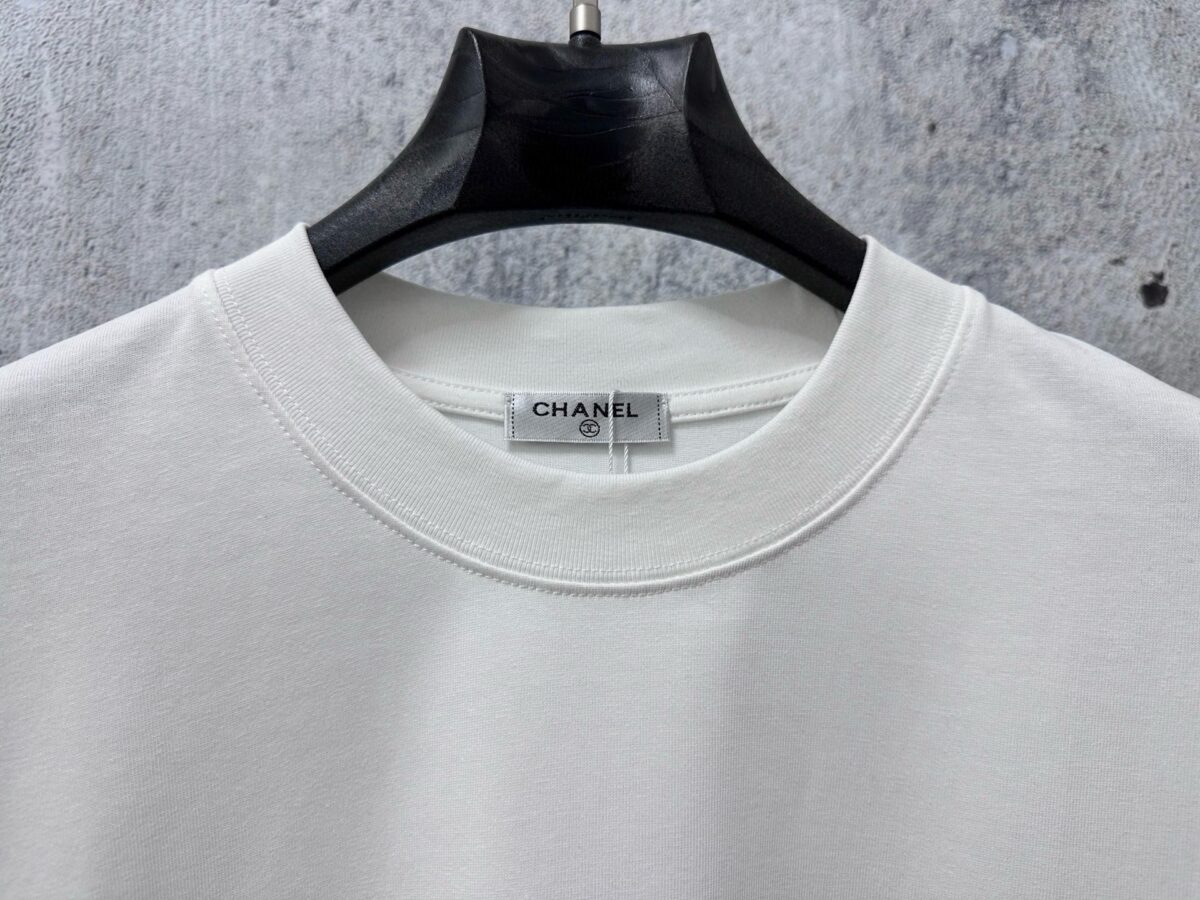 P70 【CHanel】香奈儿压胶logo情侣款短袖T恤 面料260g双沙纯棉 手感非常舒服 时尚又个性 超级百搭好看的一款T恤 男女都非常合适 人手必备款 包装 吊牌 领标 水洗麦 齐全👍 颜色：黑色、白色 尺码：XS- L