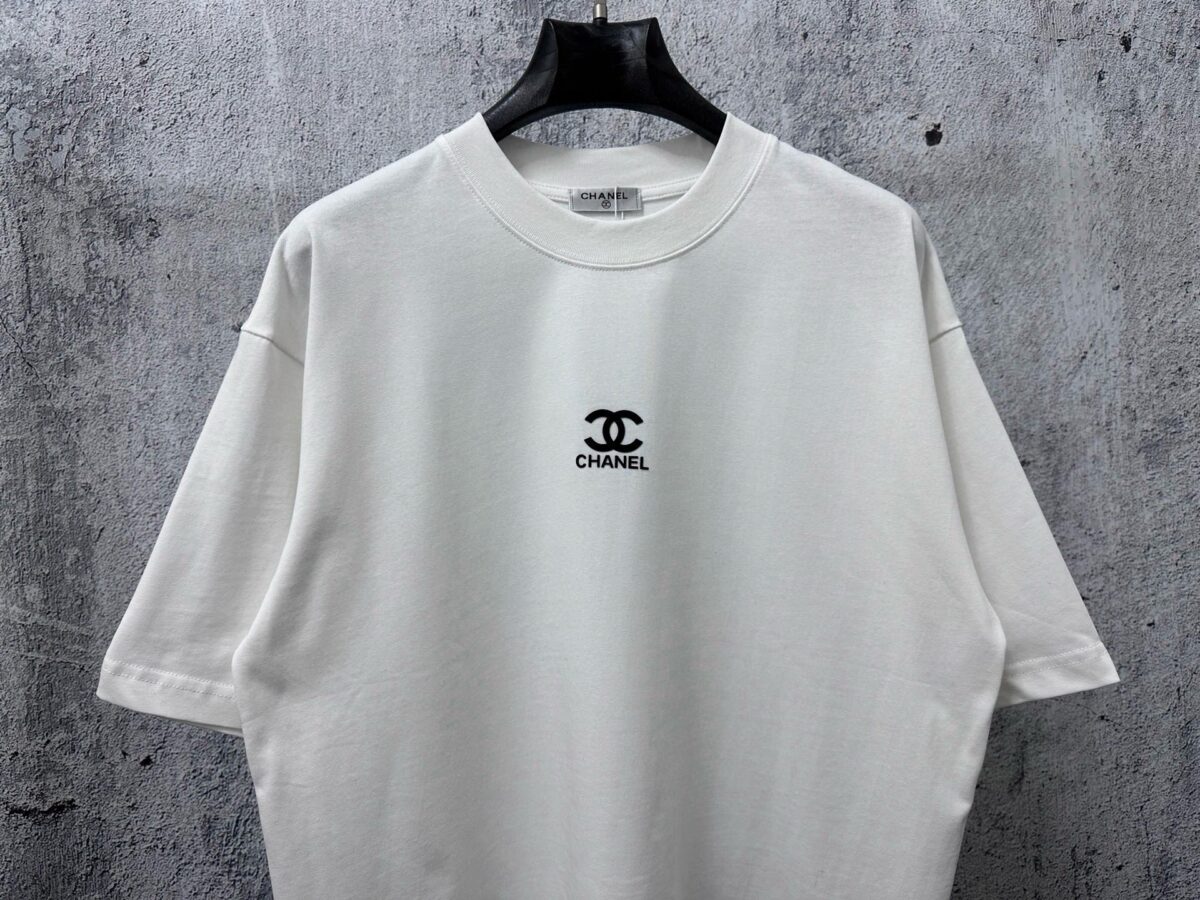 P70 【CHanel】香奈儿压胶logo情侣款短袖T恤 面料260g双沙纯棉 手感非常舒服 时尚又个性 超级百搭好看的一款T恤 男女都非常合适 人手必备款 包装 吊牌 领标 水洗麦 齐全👍 颜色：黑色、白色 尺码：XS- L