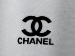 P70 【CHanel】香奈儿压胶logo情侣款短袖T恤 面料260g双沙纯棉 手感非常舒服 时尚又个性 超级百搭好看的一款T恤 男女都非常合适 人手必备款 包装 吊牌 领标 水洗麦 齐全👍 颜色：黑色、白色 尺码：XS- L