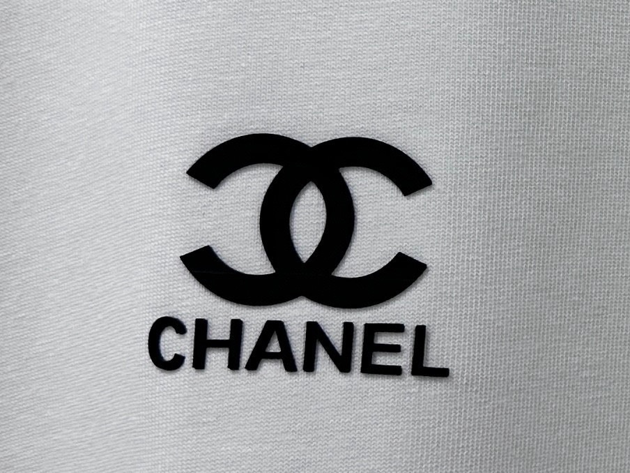 P70 【CHanel】香奈儿压胶logo情侣款短袖T恤 面料260g双沙纯棉 手感非常舒服 时尚又个性 超级百搭好看的一款T恤 男女都非常合适 人手必备款 包装 吊牌 领标 水洗麦 齐全👍 颜色：黑色、白色 尺码：XS- L