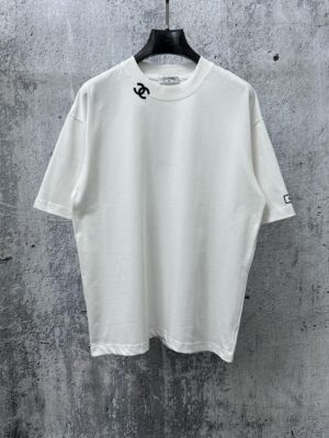 P70 【CHanel】香奈儿26ss logo压胶情侣款短袖T恤 面料260g双沙纯棉 手感非常舒服 时尚又个性 超级百搭好看的一款T恤 男女都非常合适 人手必备款 包装 吊牌 领标 水洗麦 齐全👍 颜色：黑色、白色 尺码：XS- L