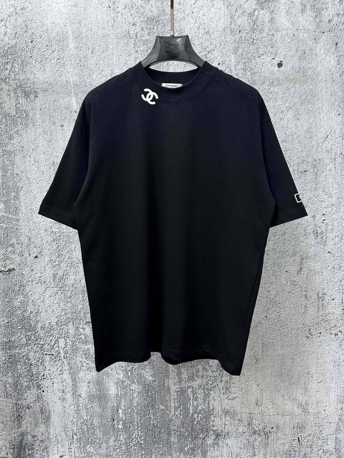 P70 【CHanel】香奈儿26ss logo压胶情侣款短袖T恤 面料260g双沙纯棉 手感非常舒服 时尚又个性 超级百搭好看的一款T恤 男女都非常合适 人手必备款 包装 吊牌 领标 水洗麦 齐全👍 颜色：黑色、白色 尺码：XS- L