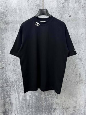 P70 【CHanel】香奈儿26ss logo压胶情侣款短袖T恤 面料260g双沙纯棉 手感非常舒服 时尚又个性 超级百搭好看的一款T恤 男女都非常合适 人手必备款 包装 吊牌 领标 水洗麦 齐全👍 颜色：黑色、白色 尺码：XS- L