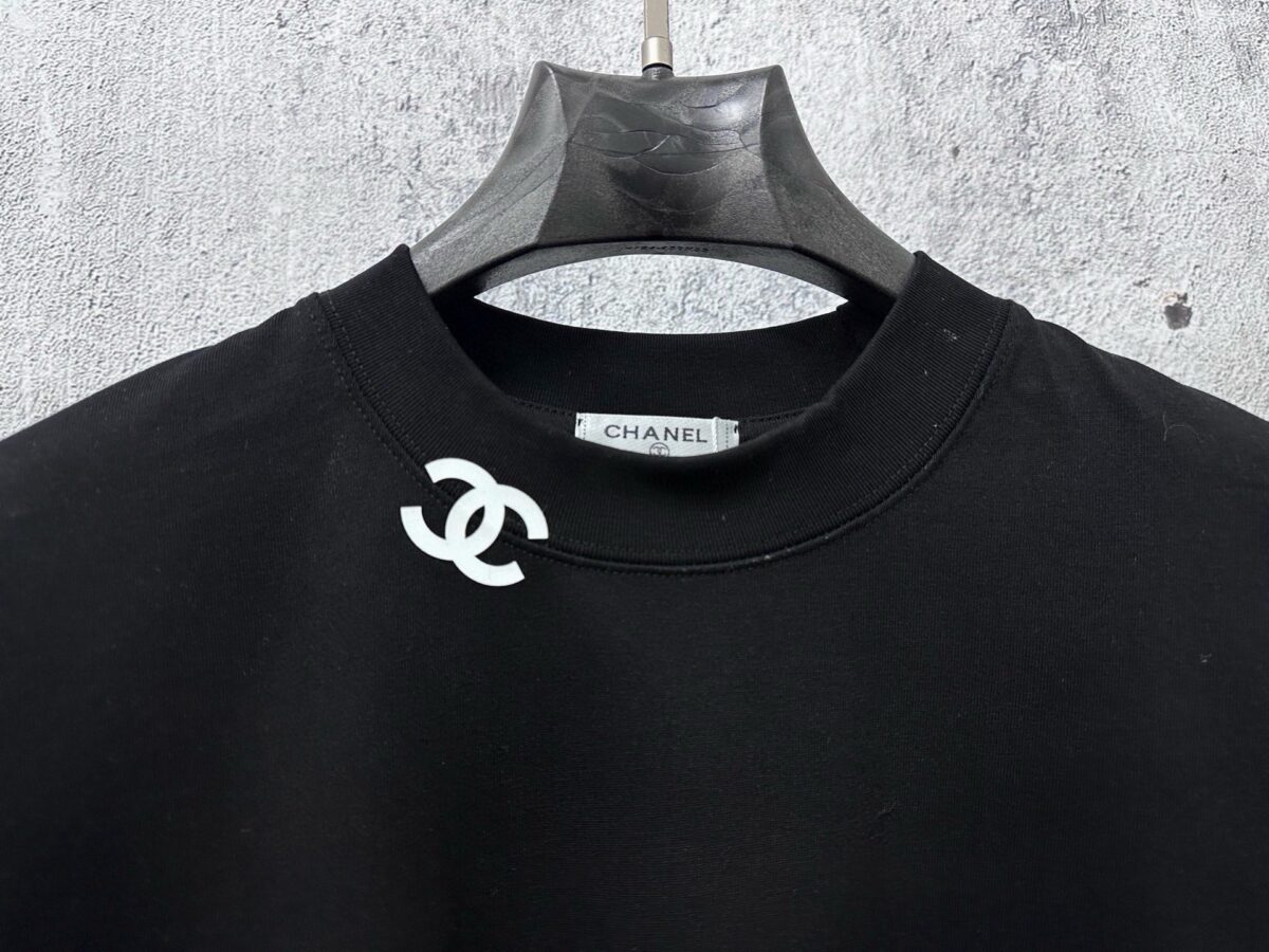 P70 【CHanel】香奈儿26ss logo压胶情侣款短袖T恤 面料260g双沙纯棉 手感非常舒服 时尚又个性 超级百搭好看的一款T恤 男女都非常合适 人手必备款 包装 吊牌 领标 水洗麦 齐全👍 颜色：黑色、白色 尺码：XS- L