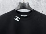 P70 【CHanel】香奈儿26ss logo压胶情侣款短袖T恤 面料260g双沙纯棉 手感非常舒服 时尚又个性 超级百搭好看的一款T恤 男女都非常合适 人手必备款 包装 吊牌 领标 水洗麦 齐全👍 颜色：黑色、白色 尺码：XS- L