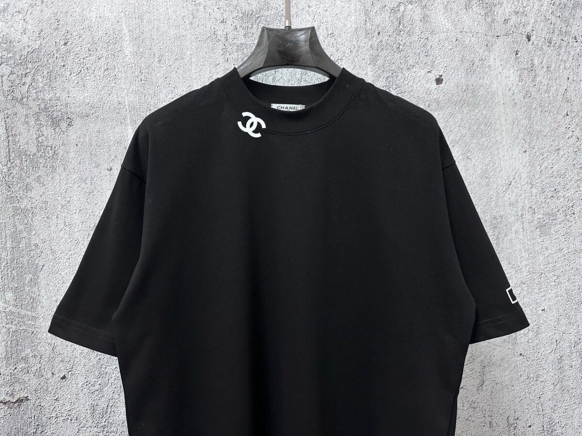 P70 【CHanel】香奈儿26ss logo压胶情侣款短袖T恤 面料260g双沙纯棉 手感非常舒服 时尚又个性 超级百搭好看的一款T恤 男女都非常合适 人手必备款 包装 吊牌 领标 水洗麦 齐全👍 颜色：黑色、白色 尺码：XS- L
