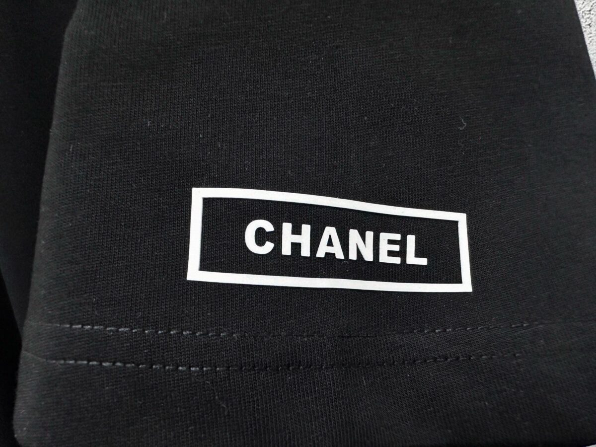 P70 【CHanel】香奈儿26ss logo压胶情侣款短袖T恤 面料260g双沙纯棉 手感非常舒服 时尚又个性 超级百搭好看的一款T恤 男女都非常合适 人手必备款 包装 吊牌 领标 水洗麦 齐全👍 颜色：黑色、白色 尺码：XS- L