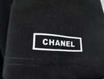 P70 【CHanel】香奈儿26ss logo压胶情侣款短袖T恤 面料260g双沙纯棉 手感非常舒服 时尚又个性 超级百搭好看的一款T恤 男女都非常合适 人手必备款 包装 吊牌 领标 水洗麦 齐全👍 颜色：黑色、白色 尺码：XS- L