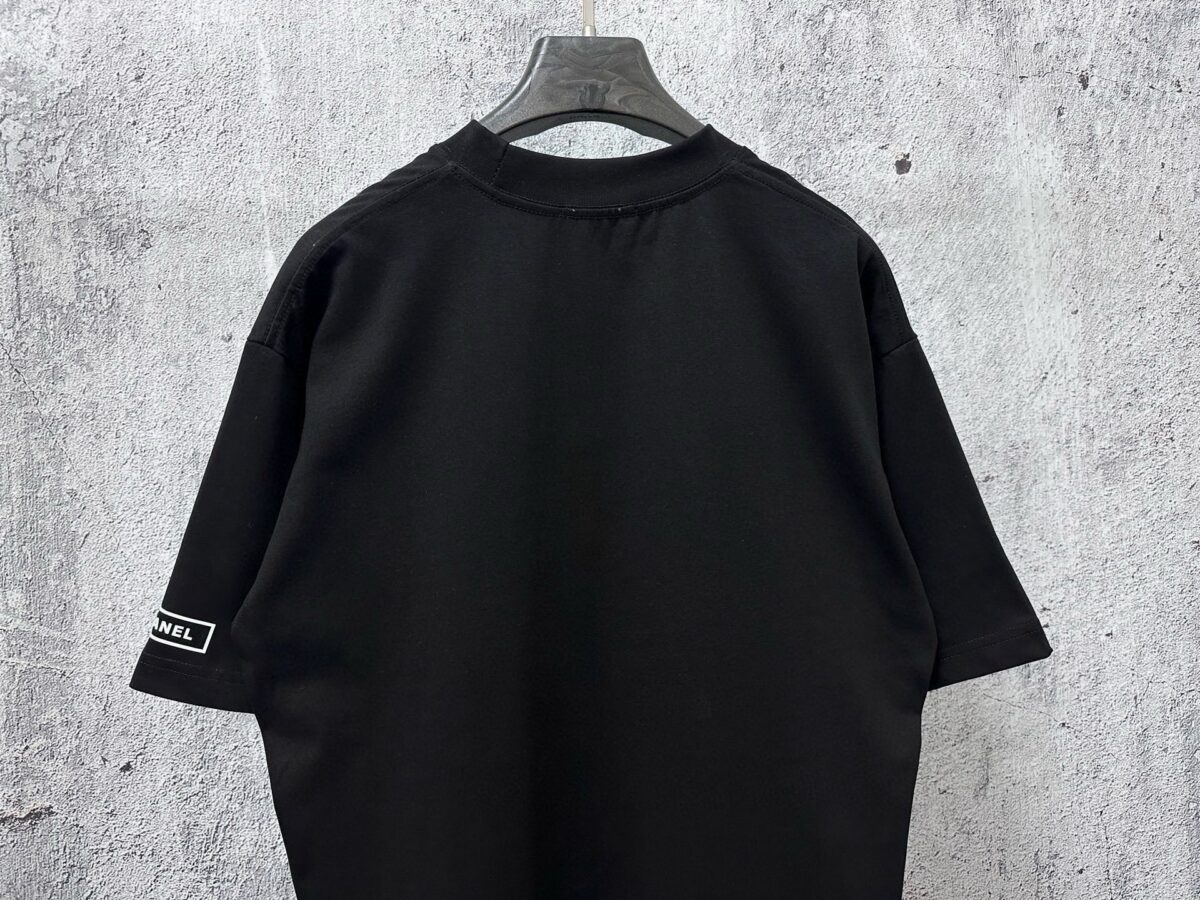 P70 【CHanel】香奈儿26ss logo压胶情侣款短袖T恤 面料260g双沙纯棉 手感非常舒服 时尚又个性 超级百搭好看的一款T恤 男女都非常合适 人手必备款 包装 吊牌 领标 水洗麦 齐全👍 颜色：黑色、白色 尺码：XS- L