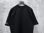 P70 【CHanel】香奈儿26ss logo压胶情侣款短袖T恤 面料260g双沙纯棉 手感非常舒服 时尚又个性 超级百搭好看的一款T恤 男女都非常合适 人手必备款 包装 吊牌 领标 水洗麦 齐全👍 颜色：黑色、白色 尺码：XS- L