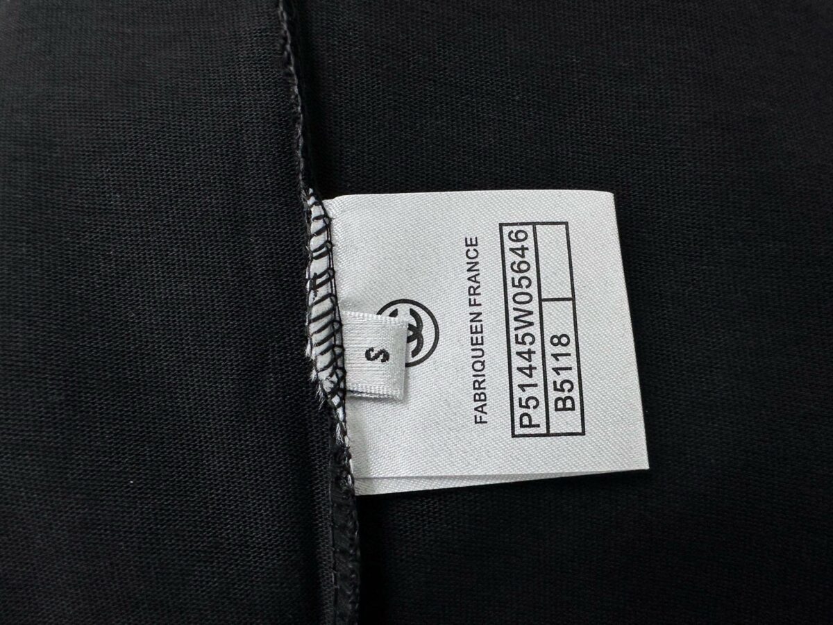 P70 【CHanel】香奈儿26ss logo压胶情侣款短袖T恤 面料260g双沙纯棉 手感非常舒服 时尚又个性 超级百搭好看的一款T恤 男女都非常合适 人手必备款 包装 吊牌 领标 水洗麦 齐全👍 颜色：黑色、白色 尺码：XS- L