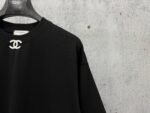 P70 【CHanel】香奈儿压胶logo情侣款短袖T恤 面料260g双沙纯棉 手感非常舒服 时尚又个性 超级百搭好看的一款T恤 男女都非常合适 人手必备款 包装 吊牌 领标 水洗麦 齐全👍 颜色：黑色、白色 尺码：XS- L