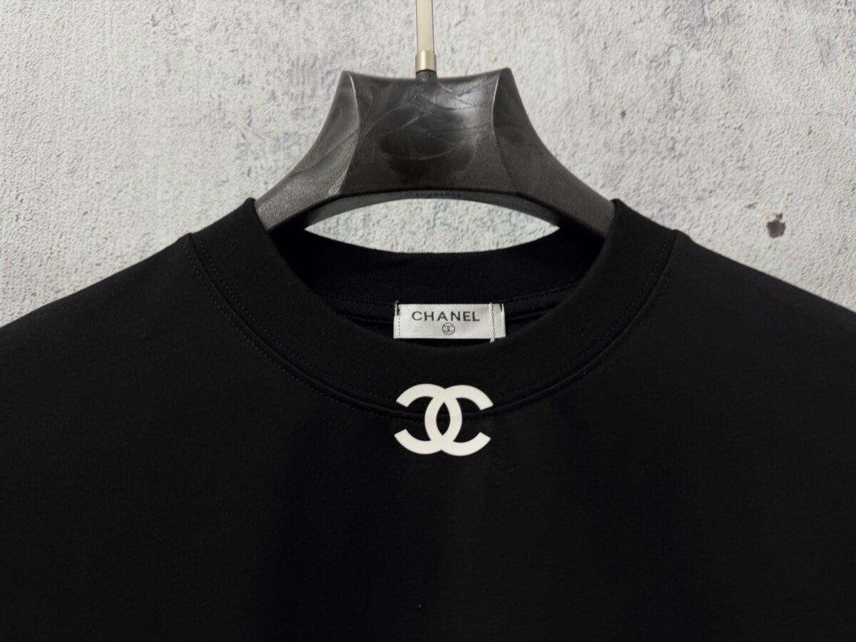 P70 【CHanel】香奈儿压胶logo情侣款短袖T恤 面料260g双沙纯棉 手感非常舒服 时尚又个性 超级百搭好看的一款T恤 男女都非常合适 人手必备款 包装 吊牌 领标 水洗麦 齐全👍 颜色：黑色、白色 尺码：XS- L