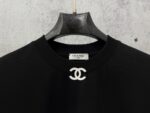 P70 【CHanel】香奈儿压胶logo情侣款短袖T恤 面料260g双沙纯棉 手感非常舒服 时尚又个性 超级百搭好看的一款T恤 男女都非常合适 人手必备款 包装 吊牌 领标 水洗麦 齐全👍 颜色：黑色、白色 尺码：XS- L