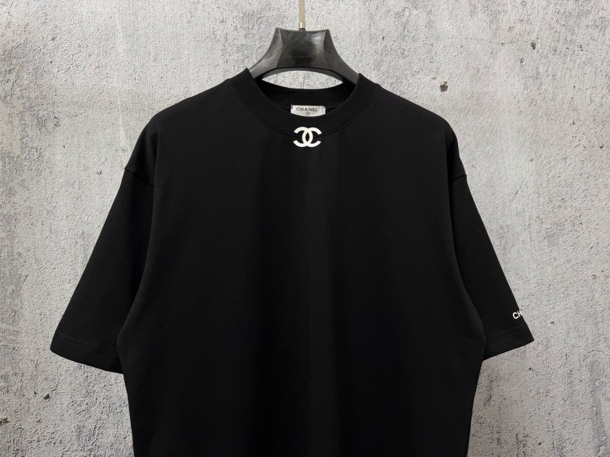 P70 【CHanel】香奈儿压胶logo情侣款短袖T恤 面料260g双沙纯棉 手感非常舒服 时尚又个性 超级百搭好看的一款T恤 男女都非常合适 人手必备款 包装 吊牌 领标 水洗麦 齐全👍 颜色：黑色、白色 尺码：XS- L