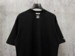 P70 【CHanel】香奈儿压胶logo情侣款短袖T恤 面料260g双沙纯棉 手感非常舒服 时尚又个性 超级百搭好看的一款T恤 男女都非常合适 人手必备款 包装 吊牌 领标 水洗麦 齐全👍 颜色：黑色、白色 尺码：XS- L