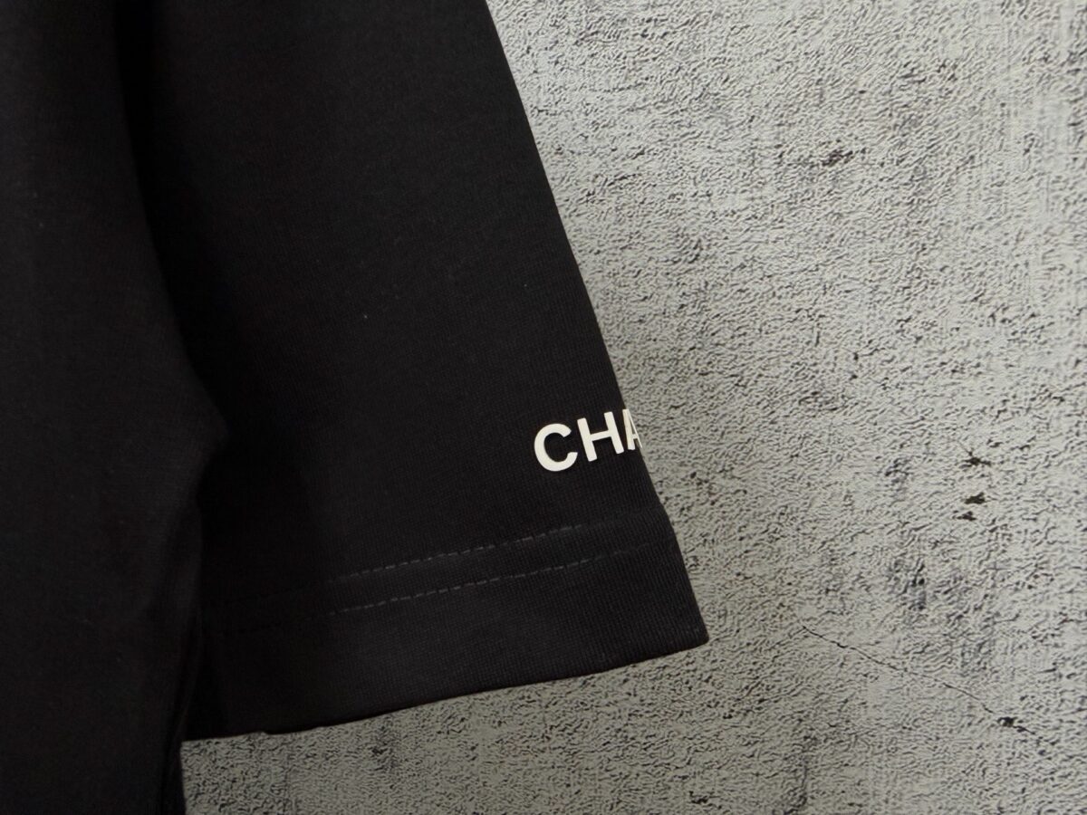 P70 【CHanel】香奈儿压胶logo情侣款短袖T恤 面料260g双沙纯棉 手感非常舒服 时尚又个性 超级百搭好看的一款T恤 男女都非常合适 人手必备款 包装 吊牌 领标 水洗麦 齐全👍 颜色：黑色、白色 尺码：XS- L