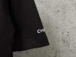 P70 【CHanel】香奈儿压胶logo情侣款短袖T恤 面料260g双沙纯棉 手感非常舒服 时尚又个性 超级百搭好看的一款T恤 男女都非常合适 人手必备款 包装 吊牌 领标 水洗麦 齐全👍 颜色：黑色、白色 尺码：XS- L