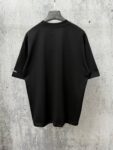 P70 【CHanel】香奈儿压胶logo情侣款短袖T恤 面料260g双沙纯棉 手感非常舒服 时尚又个性 超级百搭好看的一款T恤 男女都非常合适 人手必备款 包装 吊牌 领标 水洗麦 齐全👍 颜色：黑色、白色 尺码：XS- L