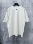 P70 【CHanel】香奈儿压胶logo情侣款短袖T恤 面料260g双沙纯棉 手感非常舒服 时尚又个性 超级百搭好看的一款T恤 男女都非常合适 人手必备款 包装 吊牌 领标 水洗麦 齐全👍 颜色：黑色、白色 尺码：XS- L