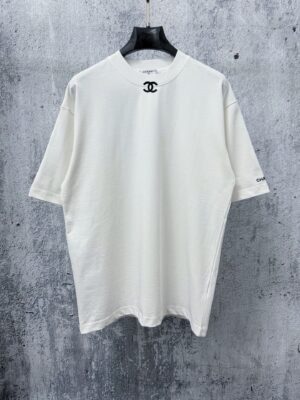 P70 【CHanel】香奈儿压胶logo情侣款短袖T恤 面料260g双沙纯棉 手感非常舒服 时尚又个性 超级百搭好看的一款T恤 男女都非常合适 人手必备款 包装 吊牌 领标 水洗麦 齐全👍 颜色：黑色、白色 尺码：XS- L