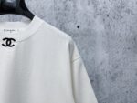 P70 【CHanel】香奈儿压胶logo情侣款短袖T恤 面料260g双沙纯棉 手感非常舒服 时尚又个性 超级百搭好看的一款T恤 男女都非常合适 人手必备款 包装 吊牌 领标 水洗麦 齐全👍 颜色：黑色、白色 尺码：XS- L