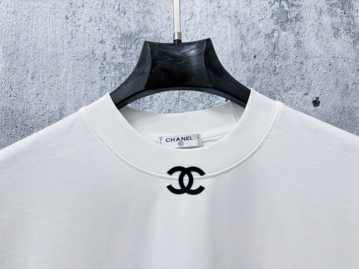 P70 【CHanel】香奈儿压胶logo情侣款短袖T恤 面料260g双沙纯棉 手感非常舒服 时尚又个性 超级百搭好看的一款T恤 男女都非常合适 人手必备款 包装 吊牌 领标 水洗麦 齐全👍 颜色：黑色、白色 尺码：XS- L