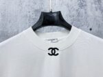 P70 【CHanel】香奈儿压胶logo情侣款短袖T恤 面料260g双沙纯棉 手感非常舒服 时尚又个性 超级百搭好看的一款T恤 男女都非常合适 人手必备款 包装 吊牌 领标 水洗麦 齐全👍 颜色：黑色、白色 尺码：XS- L