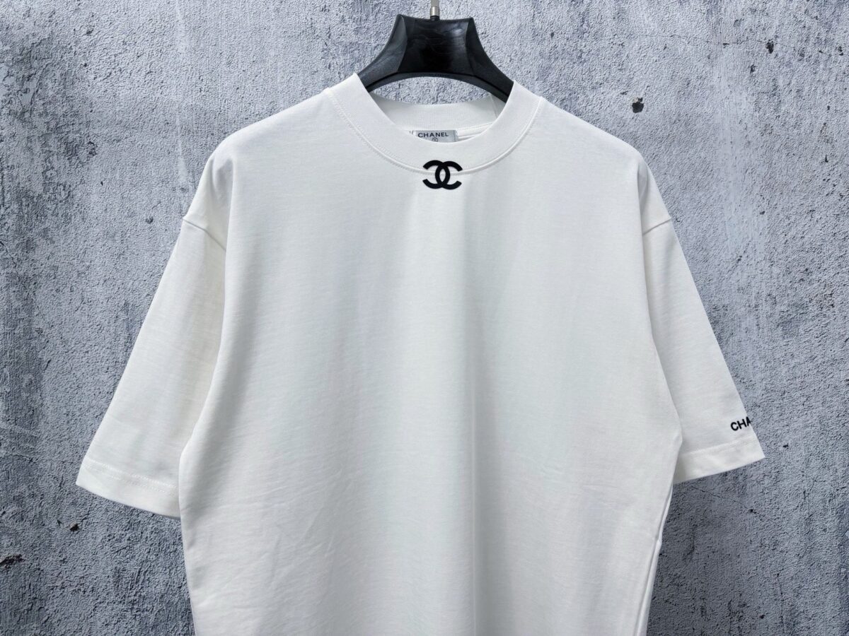 P70 【CHanel】香奈儿压胶logo情侣款短袖T恤 面料260g双沙纯棉 手感非常舒服 时尚又个性 超级百搭好看的一款T恤 男女都非常合适 人手必备款 包装 吊牌 领标 水洗麦 齐全👍 颜色：黑色、白色 尺码：XS- L