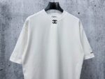 P70 【CHanel】香奈儿压胶logo情侣款短袖T恤 面料260g双沙纯棉 手感非常舒服 时尚又个性 超级百搭好看的一款T恤 男女都非常合适 人手必备款 包装 吊牌 领标 水洗麦 齐全👍 颜色：黑色、白色 尺码：XS- L