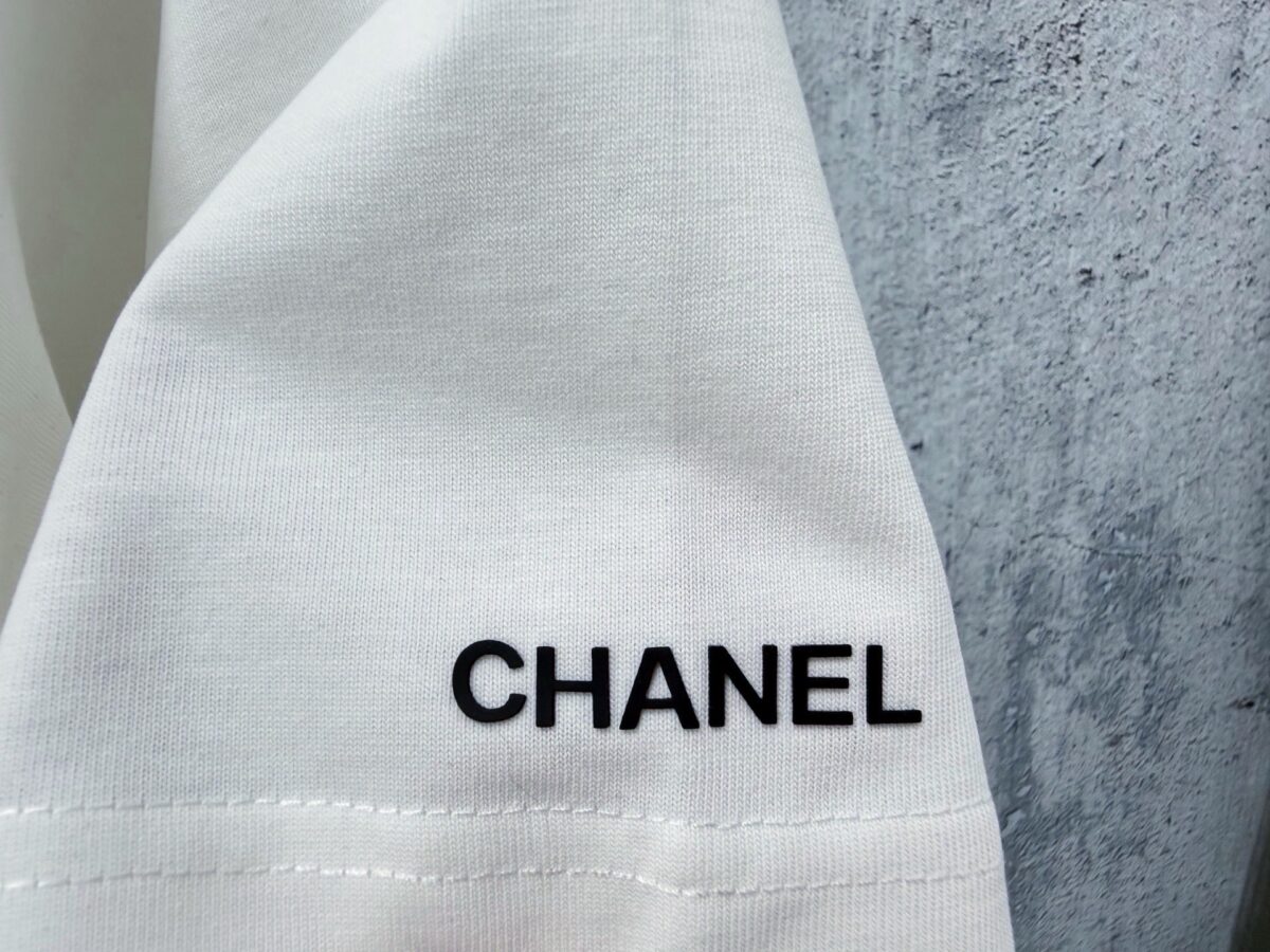 P70 【CHanel】香奈儿压胶logo情侣款短袖T恤 面料260g双沙纯棉 手感非常舒服 时尚又个性 超级百搭好看的一款T恤 男女都非常合适 人手必备款 包装 吊牌 领标 水洗麦 齐全👍 颜色：黑色、白色 尺码：XS- L