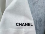 P70 【CHanel】香奈儿压胶logo情侣款短袖T恤 面料260g双沙纯棉 手感非常舒服 时尚又个性 超级百搭好看的一款T恤 男女都非常合适 人手必备款 包装 吊牌 领标 水洗麦 齐全👍 颜色：黑色、白色 尺码：XS- L