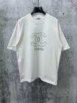 P70 【CHanel】香奈儿26ss logo情侣款短袖T恤 面料260g双沙纯棉 手感非常舒服 时尚又个性 超级百搭好看的一款T恤 男女都非常合适 人手必备款 包装 吊牌 领标 水洗麦 齐全👍 颜色：黑色、白色 尺码：XS- L