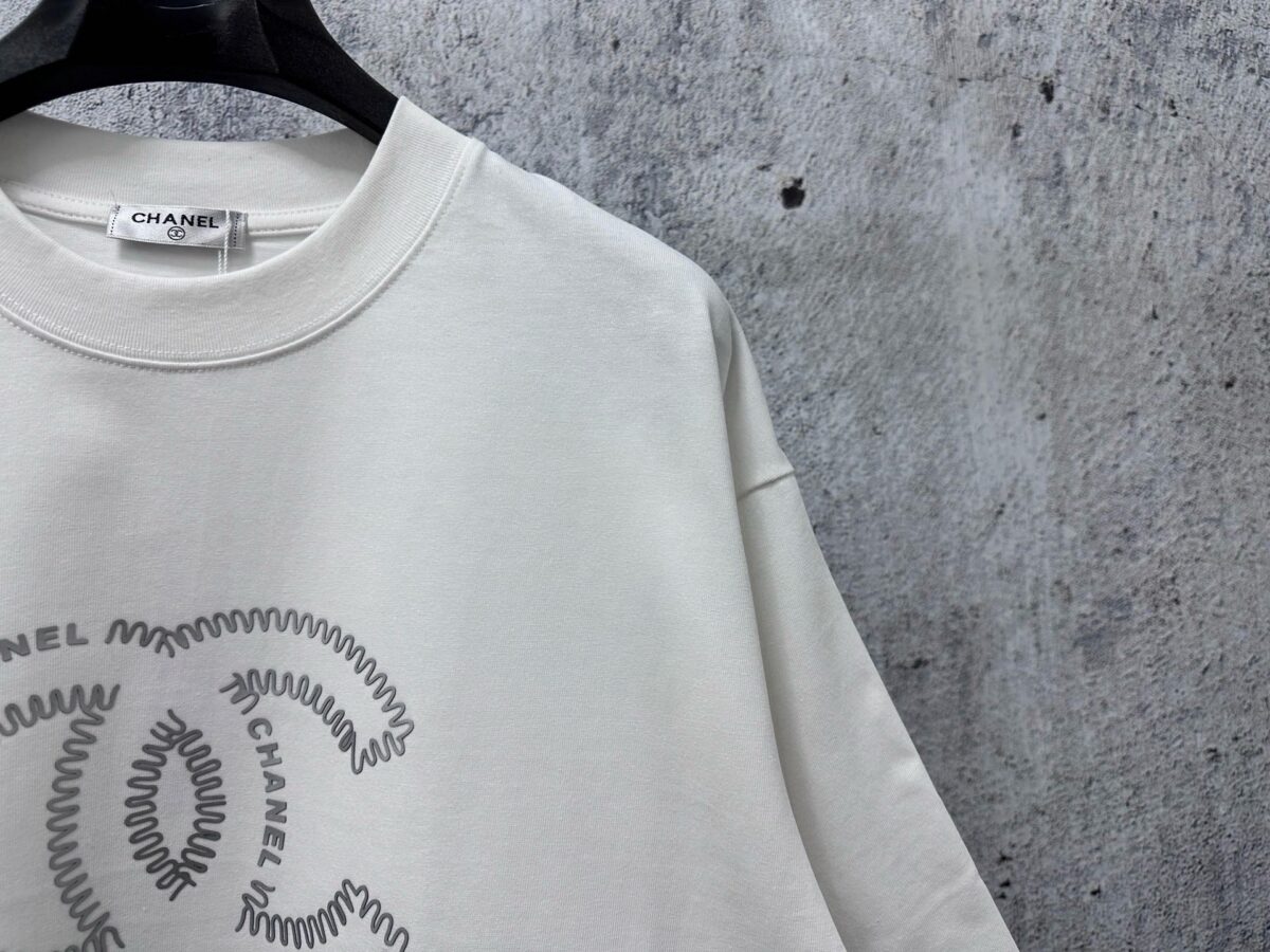 P70 【CHanel】香奈儿26ss logo情侣款短袖T恤 面料260g双沙纯棉 手感非常舒服 时尚又个性 超级百搭好看的一款T恤 男女都非常合适 人手必备款 包装 吊牌 领标 水洗麦 齐全👍 颜色：黑色、白色 尺码：XS- L
