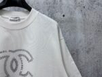 P70 【CHanel】香奈儿26ss logo情侣款短袖T恤 面料260g双沙纯棉 手感非常舒服 时尚又个性 超级百搭好看的一款T恤 男女都非常合适 人手必备款 包装 吊牌 领标 水洗麦 齐全👍 颜色：黑色、白色 尺码：XS- L
