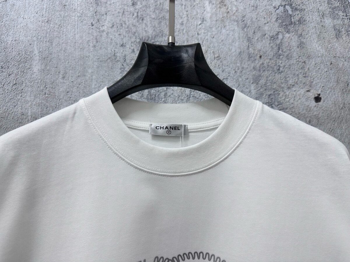 P70 【CHanel】香奈儿26ss logo情侣款短袖T恤 面料260g双沙纯棉 手感非常舒服 时尚又个性 超级百搭好看的一款T恤 男女都非常合适 人手必备款 包装 吊牌 领标 水洗麦 齐全👍 颜色：黑色、白色 尺码：XS- L