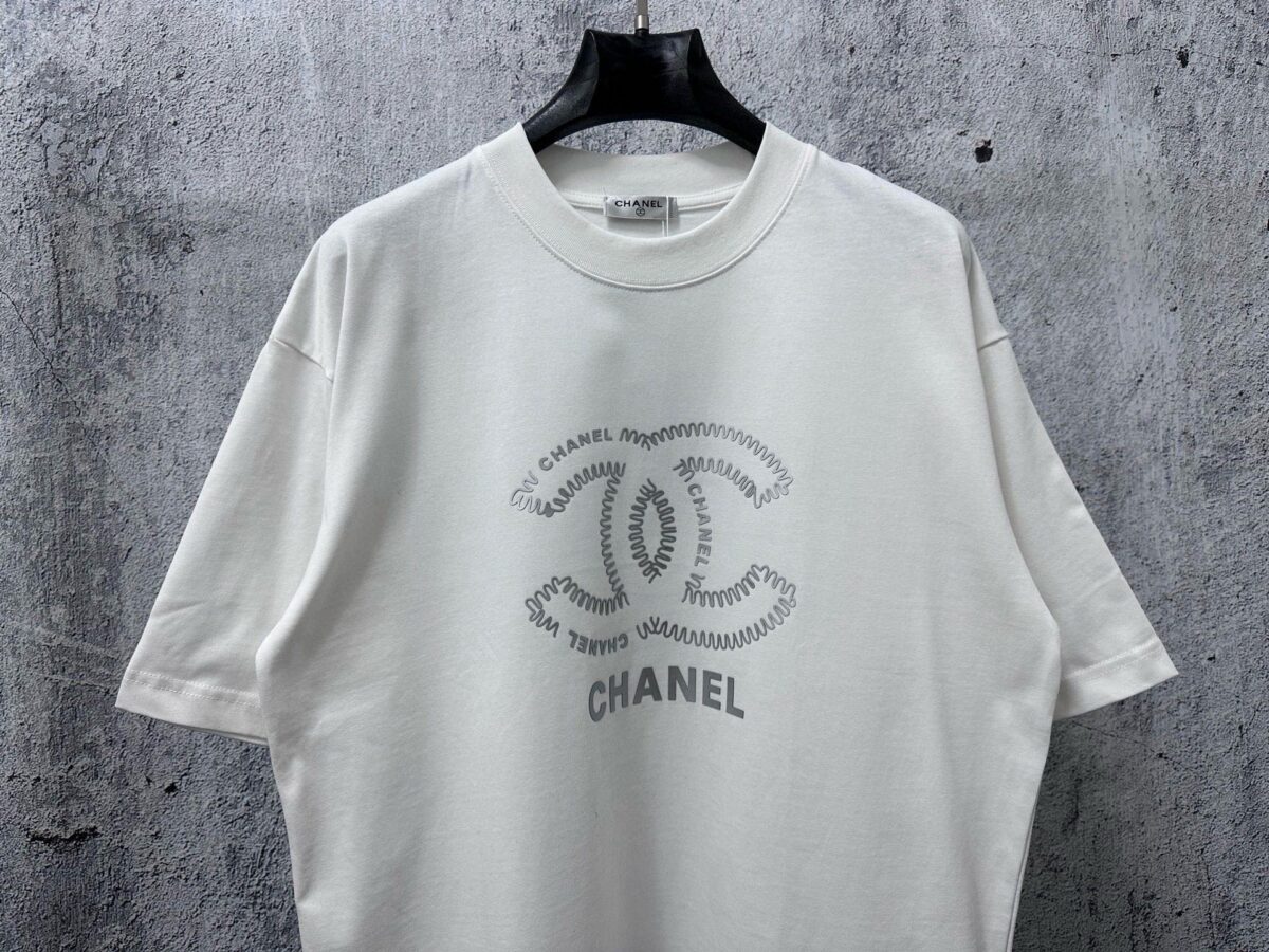 P70 【CHanel】香奈儿26ss logo情侣款短袖T恤 面料260g双沙纯棉 手感非常舒服 时尚又个性 超级百搭好看的一款T恤 男女都非常合适 人手必备款 包装 吊牌 领标 水洗麦 齐全👍 颜色：黑色、白色 尺码：XS- L