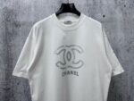 P70 【CHanel】香奈儿26ss logo情侣款短袖T恤 面料260g双沙纯棉 手感非常舒服 时尚又个性 超级百搭好看的一款T恤 男女都非常合适 人手必备款 包装 吊牌 领标 水洗麦 齐全👍 颜色：黑色、白色 尺码：XS- L