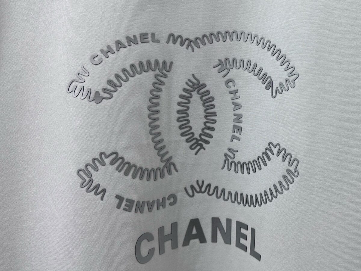 P70 【CHanel】香奈儿26ss logo情侣款短袖T恤 面料260g双沙纯棉 手感非常舒服 时尚又个性 超级百搭好看的一款T恤 男女都非常合适 人手必备款 包装 吊牌 领标 水洗麦 齐全👍 颜色：黑色、白色 尺码：XS- L