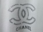 P70 【CHanel】香奈儿26ss logo情侣款短袖T恤 面料260g双沙纯棉 手感非常舒服 时尚又个性 超级百搭好看的一款T恤 男女都非常合适 人手必备款 包装 吊牌 领标 水洗麦 齐全👍 颜色：黑色、白色 尺码：XS- L